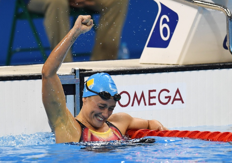 Mireia Belmonte Garcia celebra después de ganar la medalla de oro en la prueba de los 200 mariposa. Foto EFE