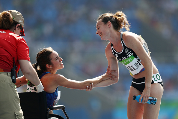 Abbey D'Agostino de EUA saluda a Nikki Hamblin de Nueva Zelanda después de terminar de correr los 5,000 mts. Foto Getty