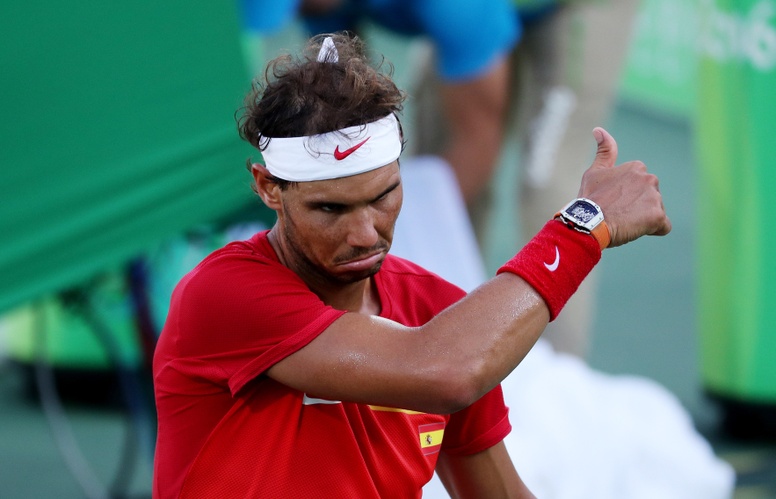 Rafael Nadal ante el japonés Kei Nishikori durante un partido de la competencia de tenis de los Juegos Olímpicos Río 2016. Foto EFE