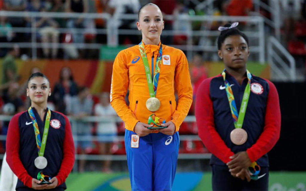 Wevers, campeona olímpica por delante de Biles. foto EFE