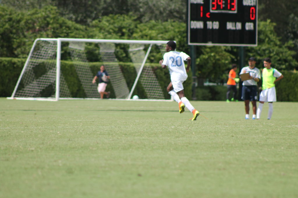 Ricky Alcerro toma nota de cada detalle de los juegos de la Academia del Inter-USA. Foto HSI/InterUSA