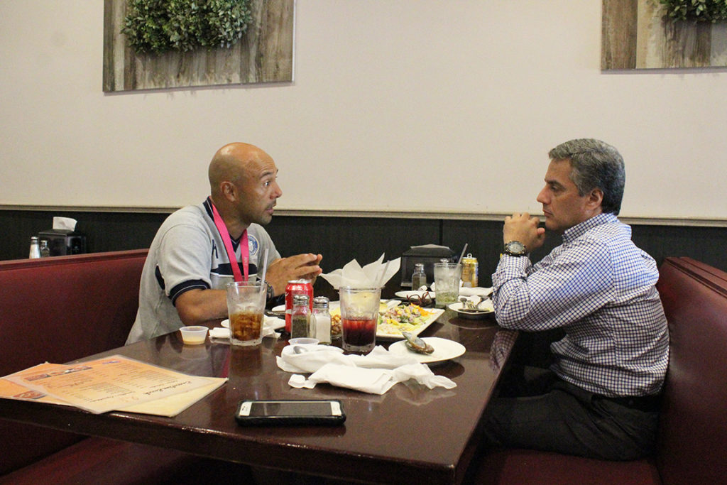 Amena sin duda la conversaciÂn con Alcerro. Foto HSI/Roberto Romero