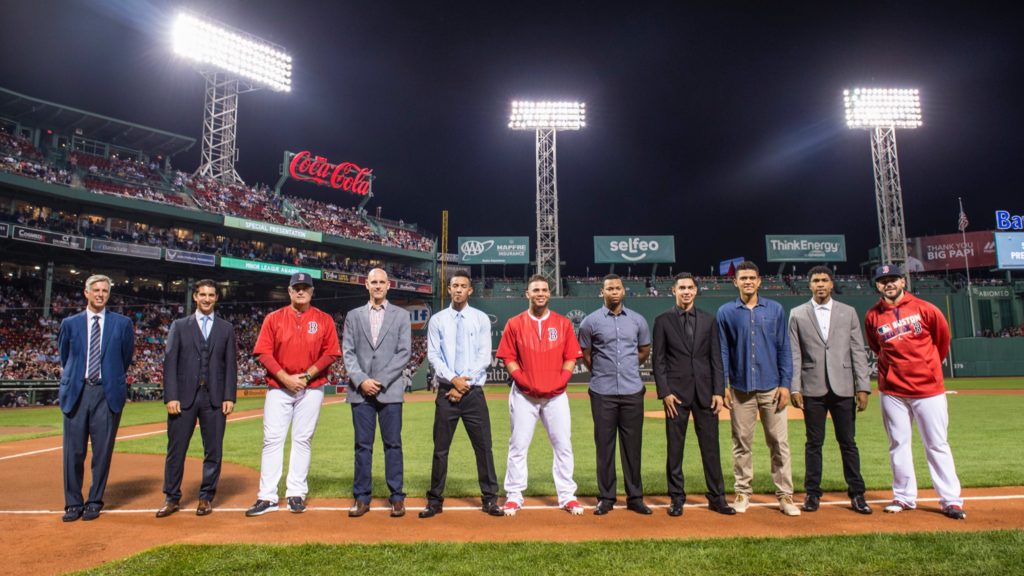 Mauricio Dubón junto al resto de premiados de la noche con los Red Sox.
