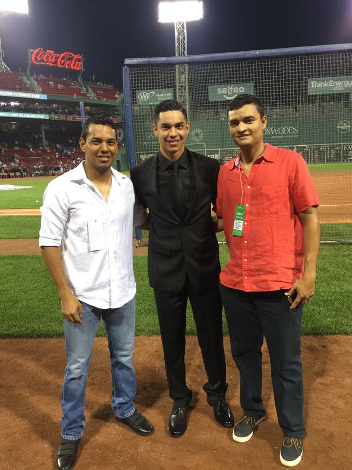 Mauricio Dubón junto a su hermano, Danilo y un amigo.