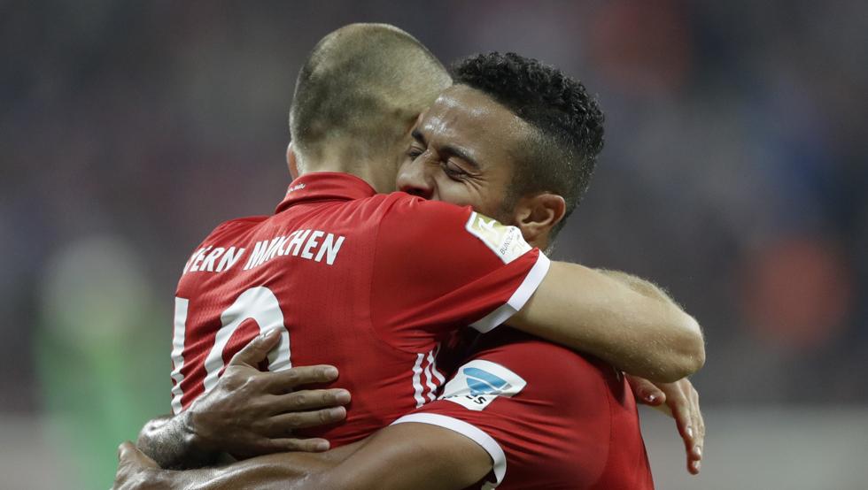 Arjen Robben celebra su gol con Thiago, quien le asistió con el pase. Foto AP