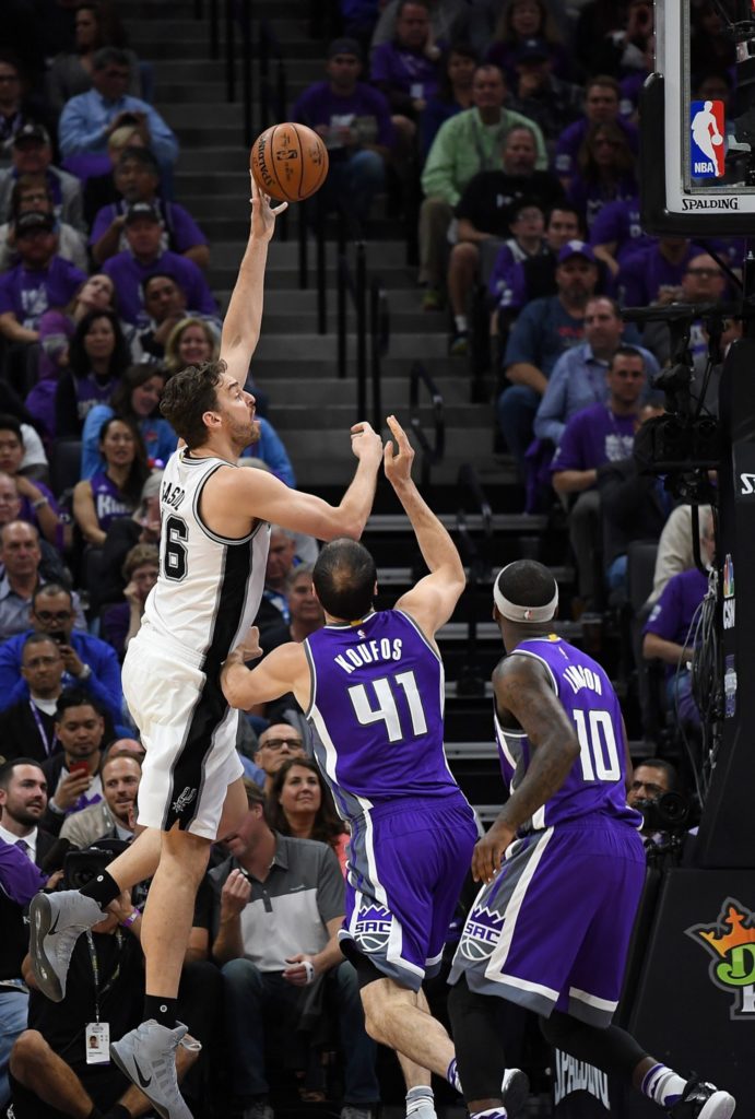 Gasol #16 de los San Antonio Spurs anota frente a Kosta Koufos #41 de los Kings. Foto NBA/Getty