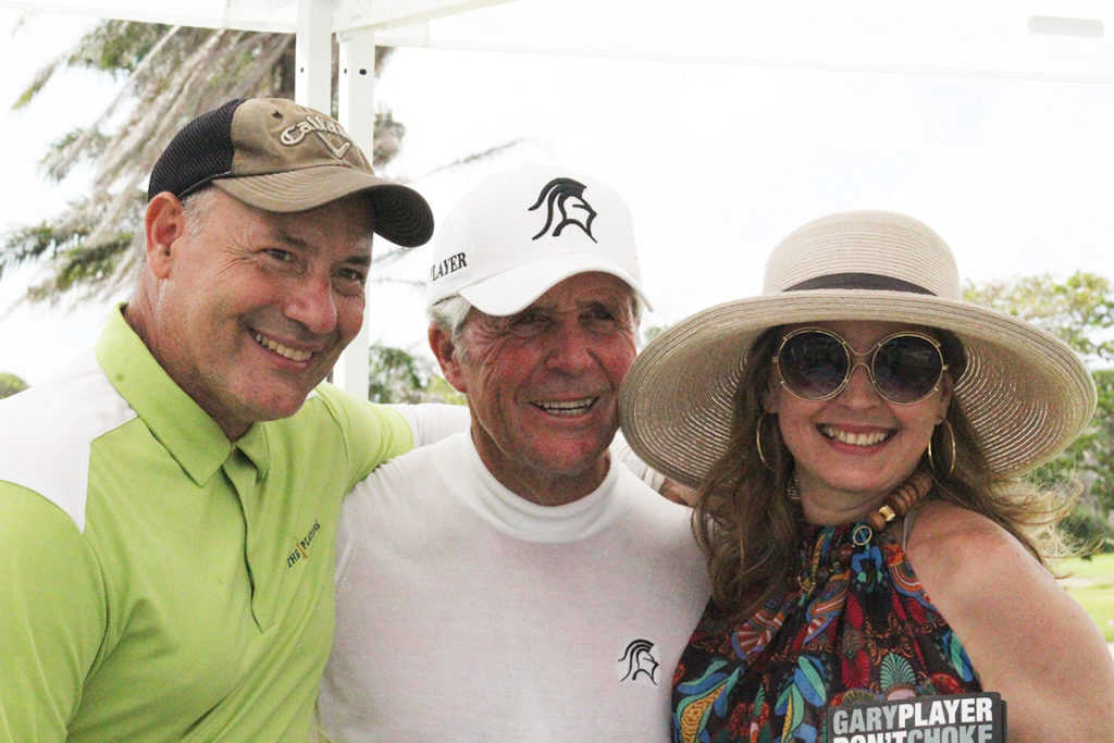 Enrique Hegenbarth, Gary Player y Betsy Rodriguez en esta postal del evento. Foto HSI/Reiner Germer