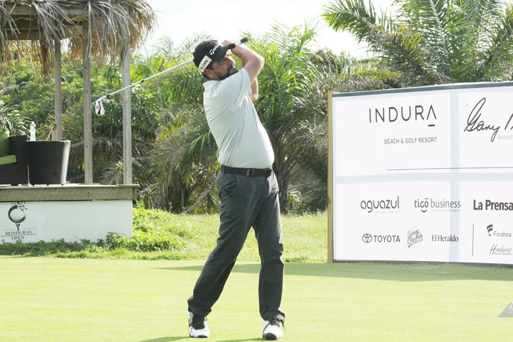 Gerardo Calderón y su swing, felicitado por Don Gary. Foto HSI/Reiner Germer