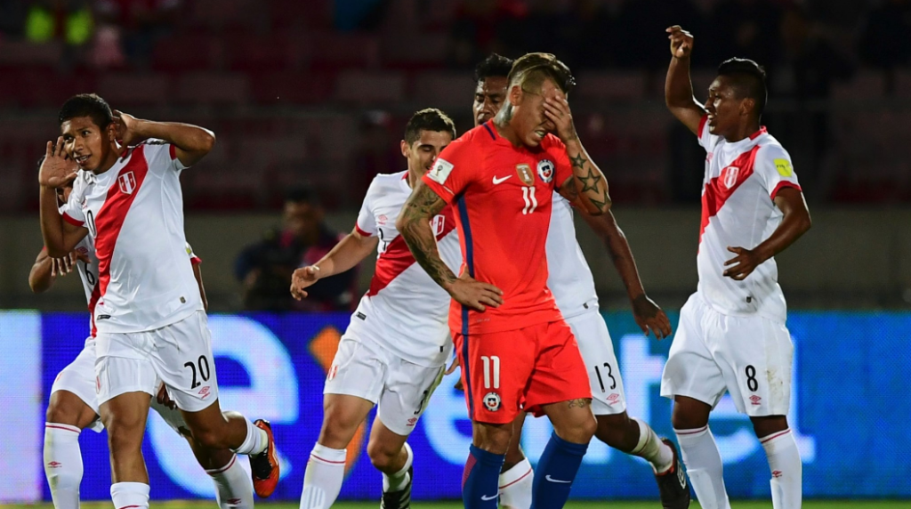 Gol peruano y tristeza en las caras chilenas. Foto Fifa/Getty