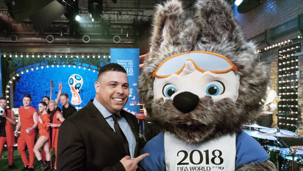 La mascota junto a Ronaldo. Foto FIFA