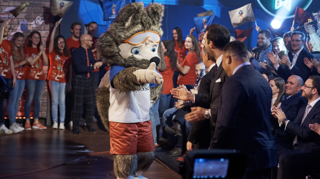 Zabivaka saluda a los invitados, entre ellos Ronaldo. Foto FIFA