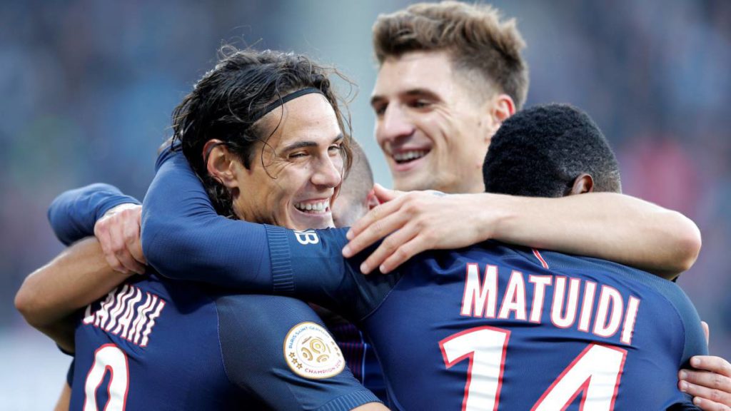 Cavani celebra su gol y el triunfo del PSG. Foto EFE