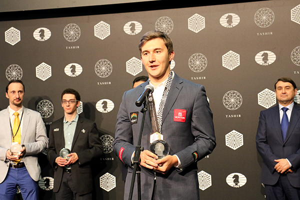 sergey-karjakin-dando-su-discurso-final-despues-de-ganar-el-candidatos-en-moscu-foto-eteri-kublashvili