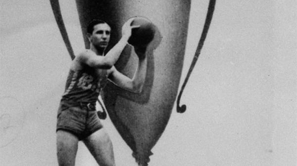 Fidel Castro fue elegido mejor atleta del colegio de Belén en 1945. Foto AP
