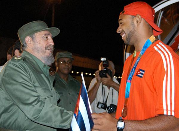 Fidel Castro junto al medallista olímpico Anier García, Oro en Sídney 2000 y bronce en Atenas 2004. Foto AP