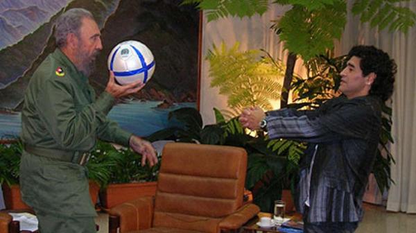 Fidel Castro tuvo una estrecha relación con el ex astro argentino Diego Armando Maradona. Foto Info