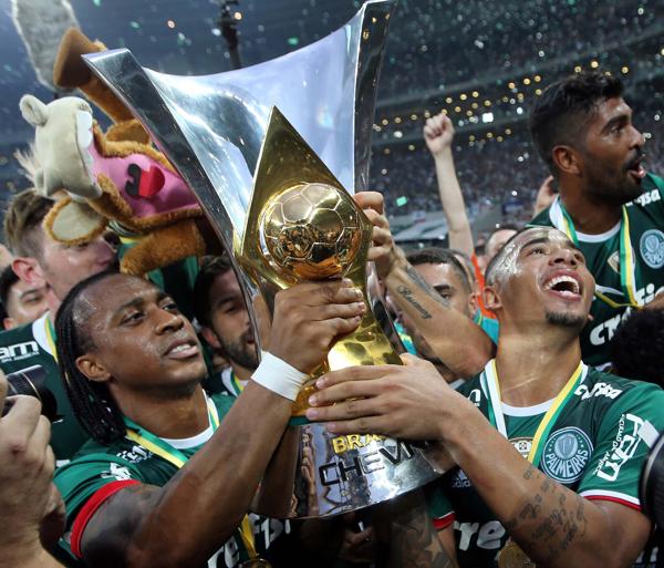 Gabriel Jesus y Arouca levantan la copa. Foto Reuters