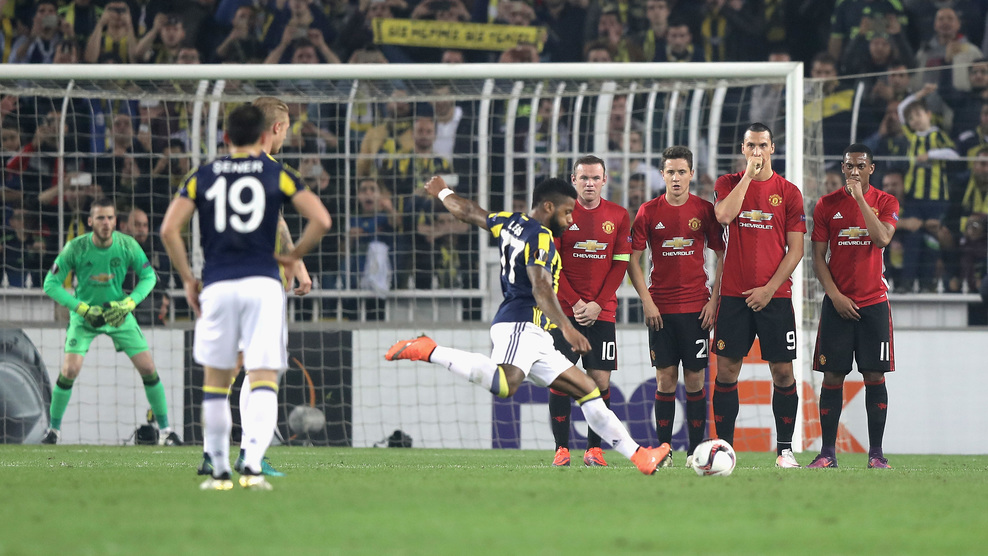Manchester United ve como su marco encajo un gol de Jeremain Lens del Fenerbahce. Foto/Getty/Chris McGrath