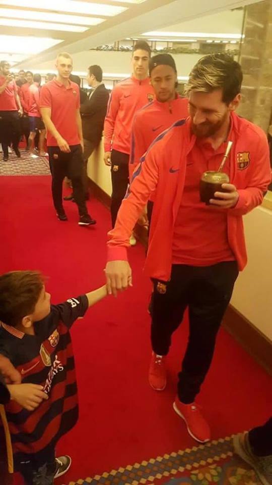 Messi cuando conoció a Murtaza. Foto FCB