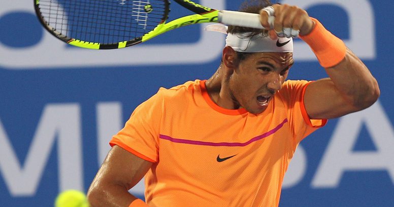 Rafael Nadal devuelve la bola al checo Tomas Berdych. EFE