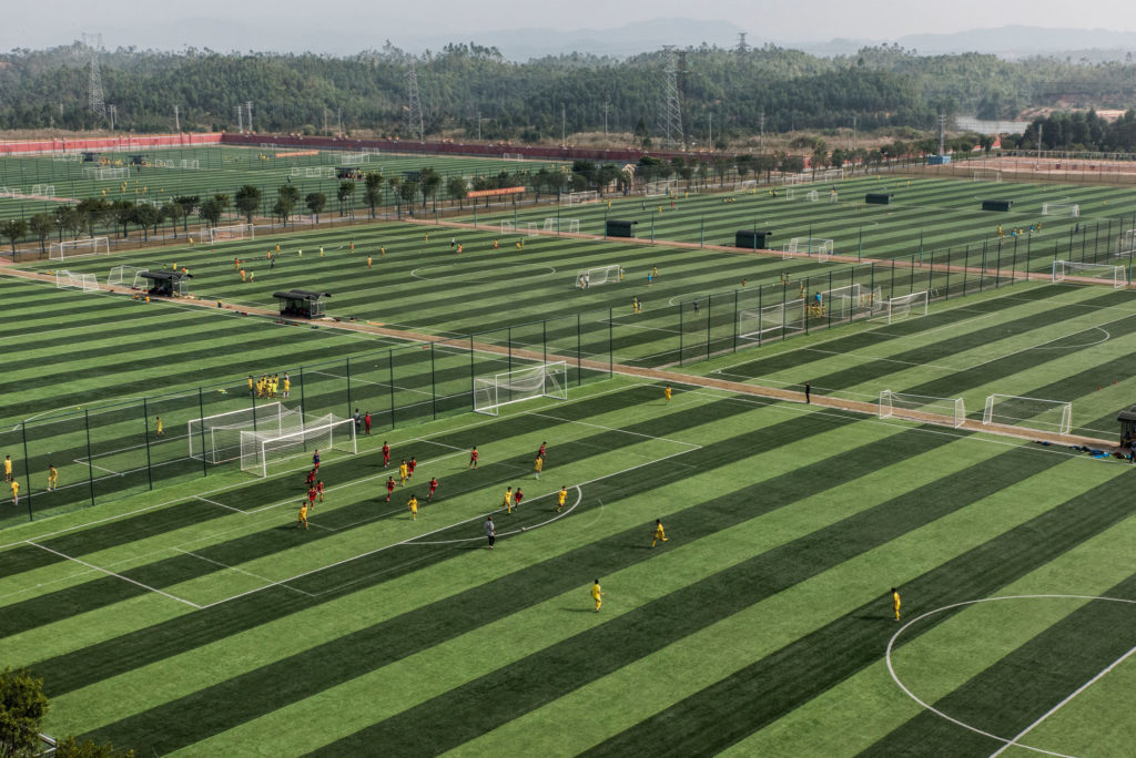 Las canchas en China son de primer nivel y abundan en el gigante asiático. Foto NYT