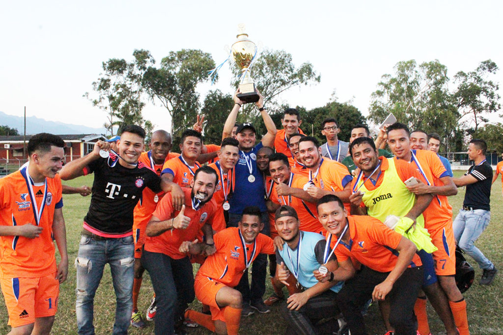 Lobos se hizo campeón tras derrotar a unos Santos que siempre lucharon. Foto HSI