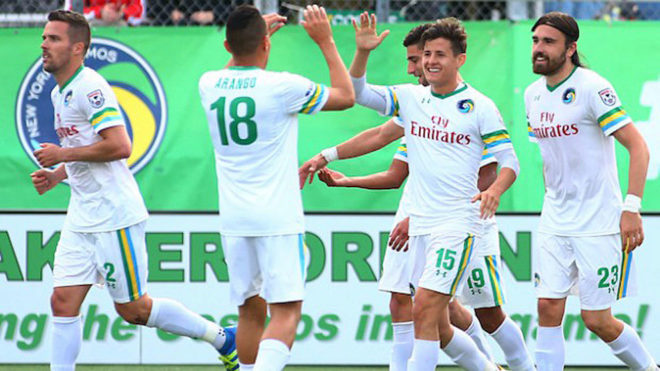 Los jugadores del Cosmos celebran un gol en un partido de 2016. Foto AP