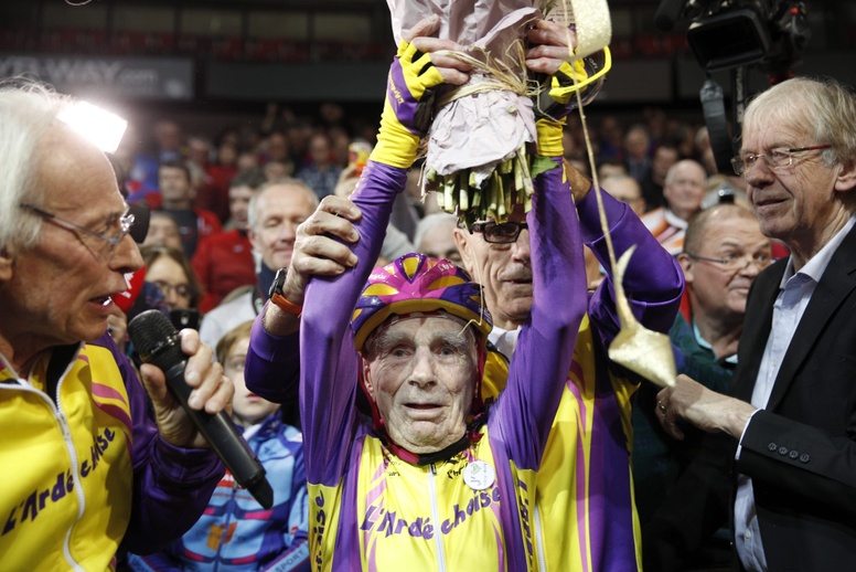 Robert Marchand, sostiene un ramo de flores tras batir su propio récord de la hora en el velódromo de Saint-Quentin En Yvelines, cerca de París, Francia. Foto EFE