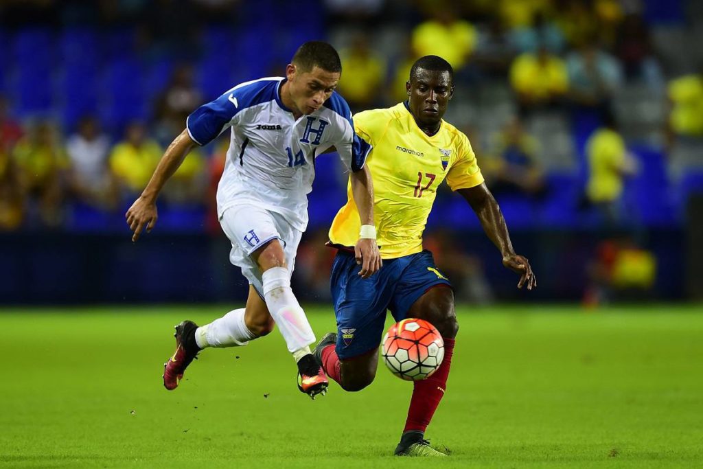 Jairo Puerto compite por el balón con el jugador de Ecuador Marcos Caicedo durante un amistoso partido de fútbol en el estadio George Capwell en Guayaquil. Foto AFP