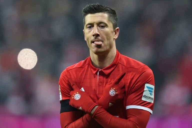 Lewandowski hizo triplete frente al Hamburgo. Foto AFP
