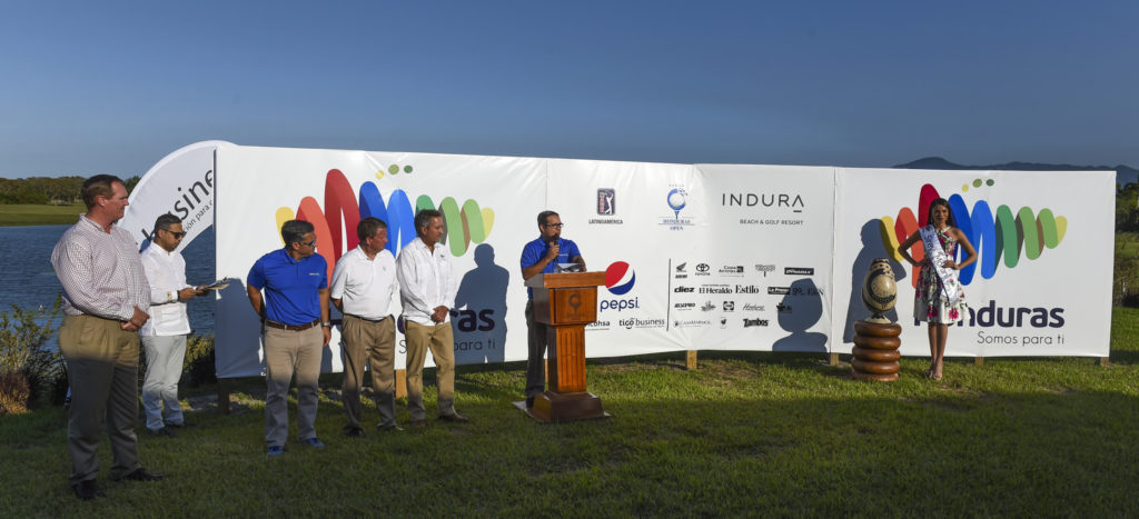 Manny Ortiz se dirige al publico que asistió a la clausura al Honduras Open 2017. Foto PGA