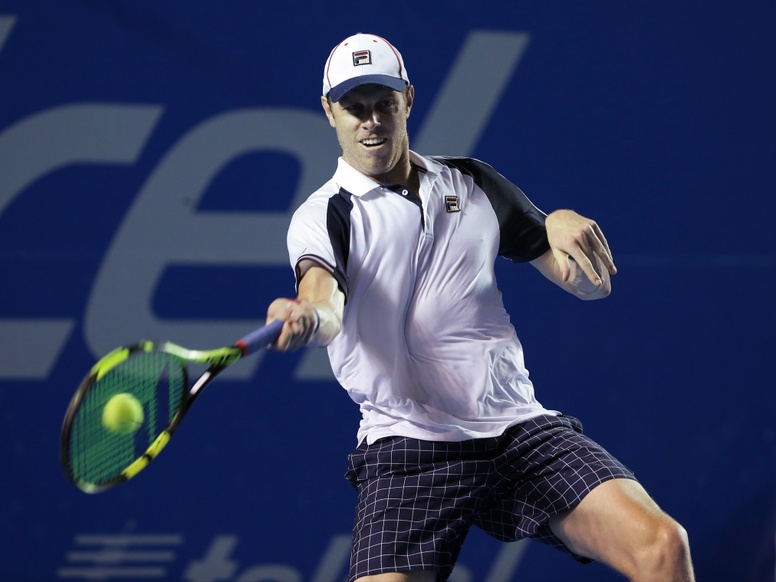 Sam Querrey devuelve una bola al español Rafael Nadal