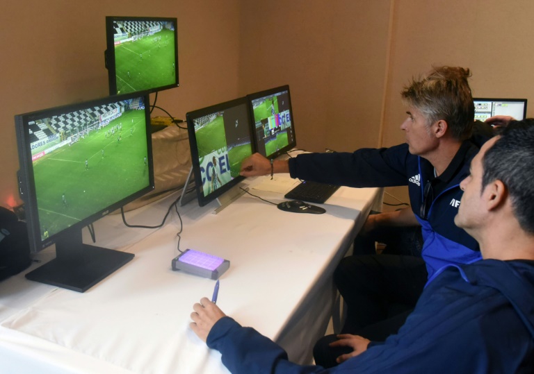 Arbitros de la FIFA realizan un curso de entrenamiento de video de asistencia arbitral (VAR). Foto AFP