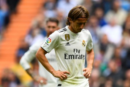Luka Modric se lamenta durante el partido contra el Levante