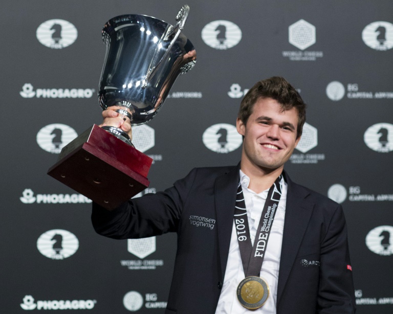 Magnus Carlsen después de ganar su tercer título mundial. Foto AFP