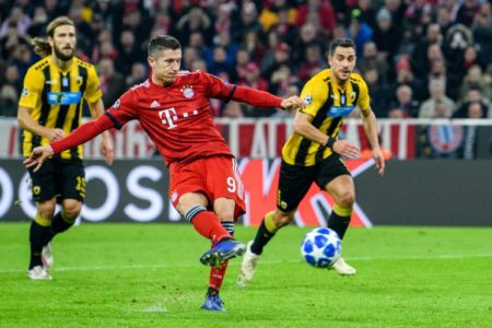 Robert Lewandowski anota un gol de penal para el Bayern Múnich. Foto AFP