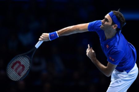 Federer vence a Anderson y acompaña a