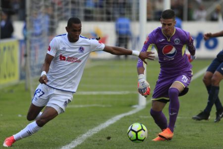 Jerry Bengtson en esta jugada estuvo a punto de anotar, pero no fue así. Foto Diez