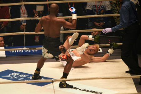 Mayweather noquea al japonés Nasukawa en solo dos minutos