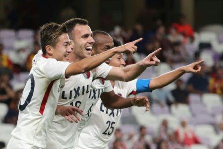 Varios jugadores del Kashima Antlers celebran uno de los goles al Chivas
