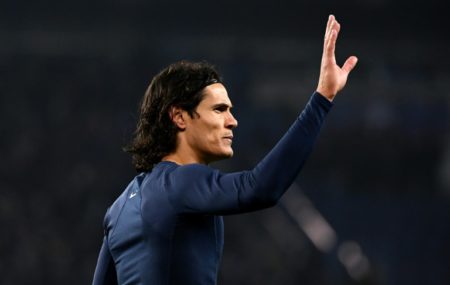 Edinson Cavani, saluda al público al final del juego de dieciseisavos