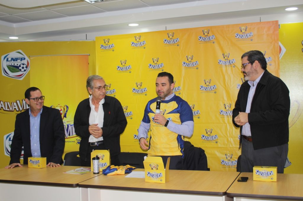 La mesa principal de la presentación del balón de la LNFP. Foto HSI/Karla López