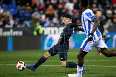 Brahim Diaz (i), intenta controlar el balón ante el defensor del Leganés
