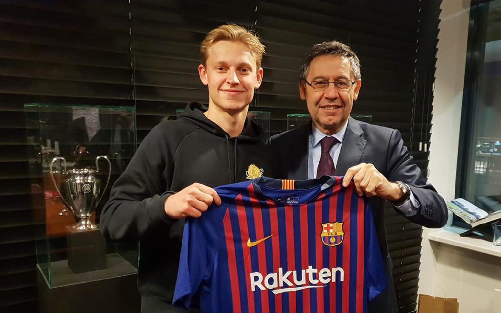 Frenkie de Jong junto Josep Maria Bartomeu en Holanda al momento de la firma. Foto FCB