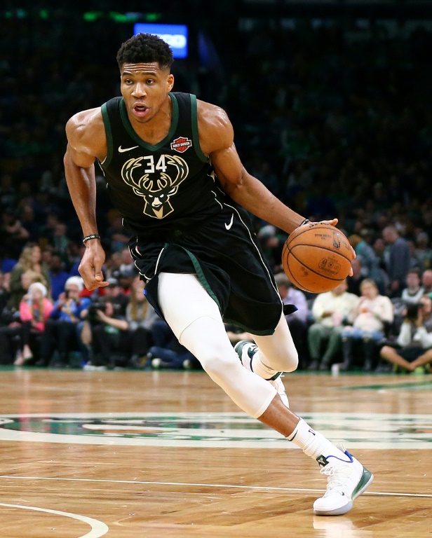 Giannis Antetokounmpo avanza en carrera durante el partido de la NBA. Foto Getty