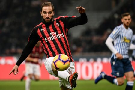 Gonzalo Higuaín controla el balón durante un partido de la Serie A