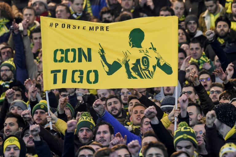 Hinchas del Nantes muestran una pancarta en honor al desaparecido delantero argentino de Nantes, Emiliano Sala