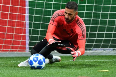 Kiko Casilla atrapa un balón durante un entrenamiento del Real Madrid