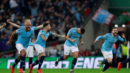 Bernardo Silva, Vincent Kompany y compañeros celebran el triunfo. Foto Reuters