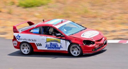 Jorge Fattaleh Jr y su vehículo en El Salvador. Foto Autódromo El Jabalí